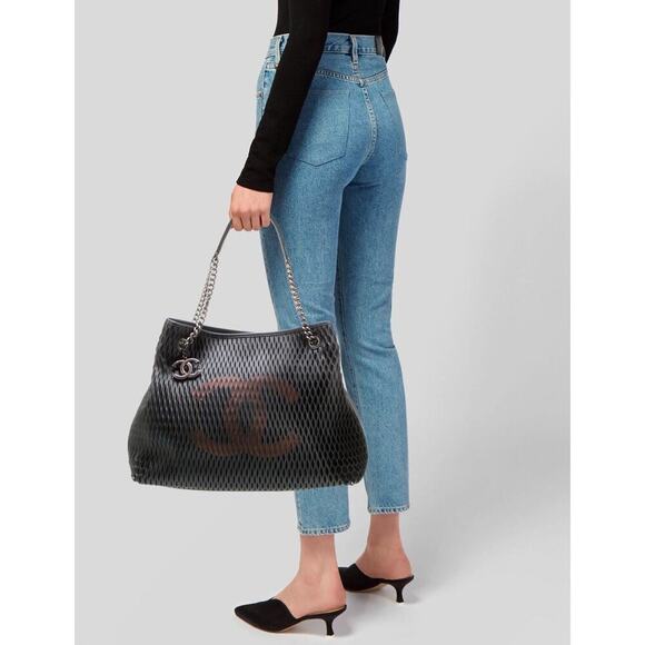 Chanel Black Laser Cut Large Mesh Tote with CC Logo Charm 20305744 - Picture 2 of 12